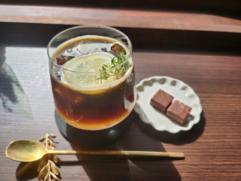 Chocolaterie Chouette(ショコラトリー シュエット)のレモンハチミツコーヒーとチョコレート