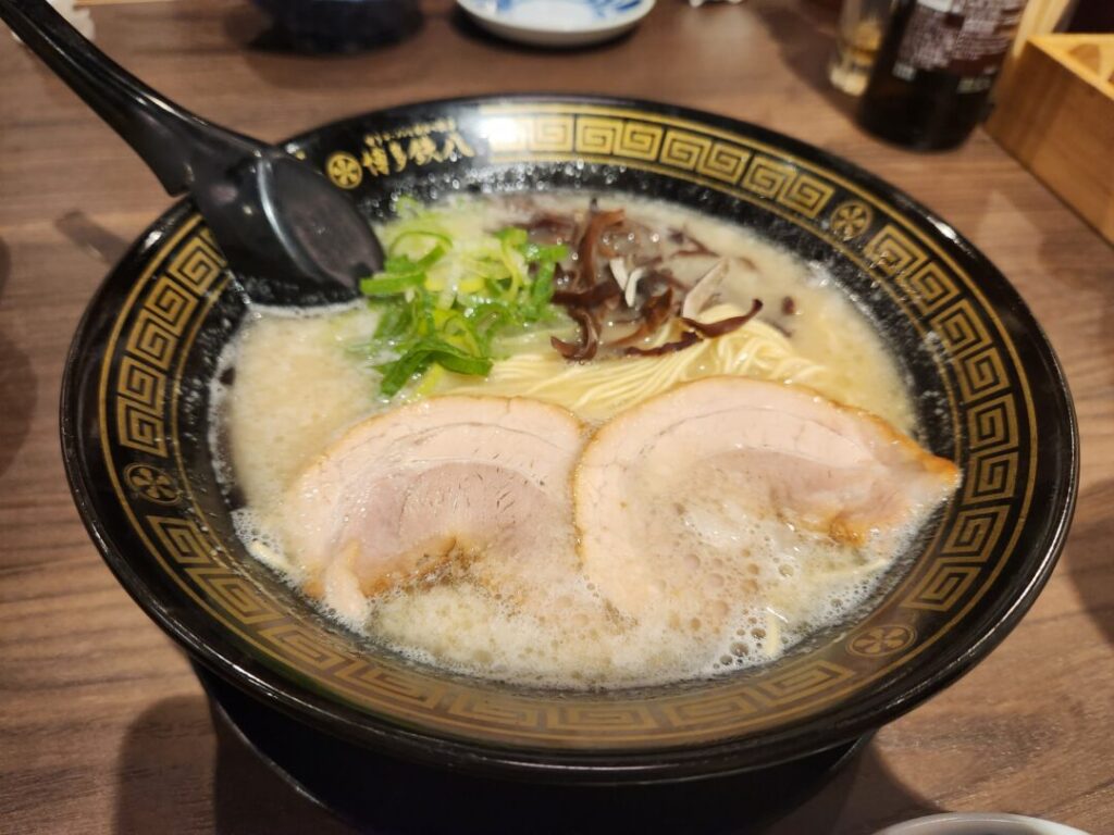 博多鉄八の博多豚骨ラーメン