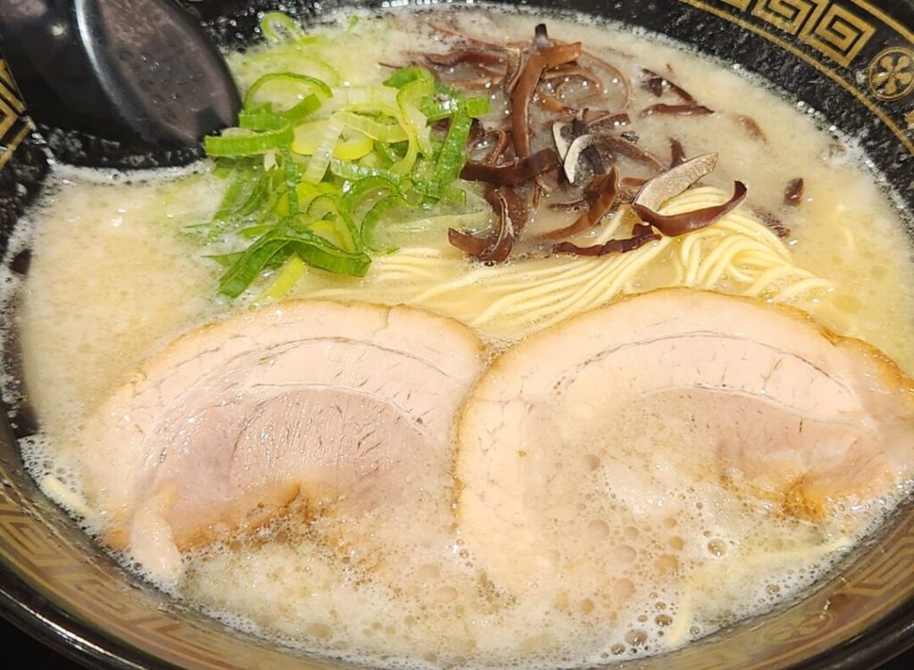 博多鉄八の博多豚骨ラーメン