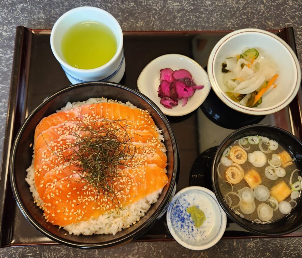 小柴屋の信州サーモン丼