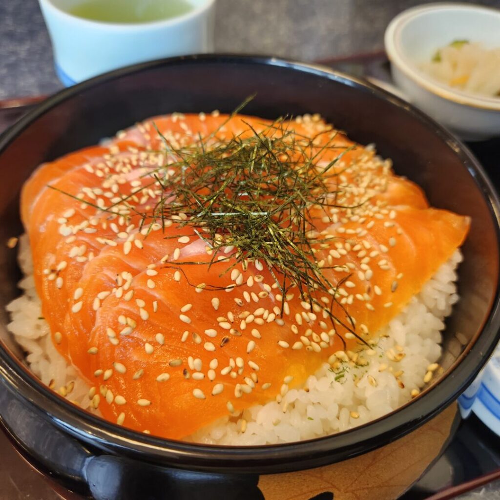 小柴屋の信州サーモン丼