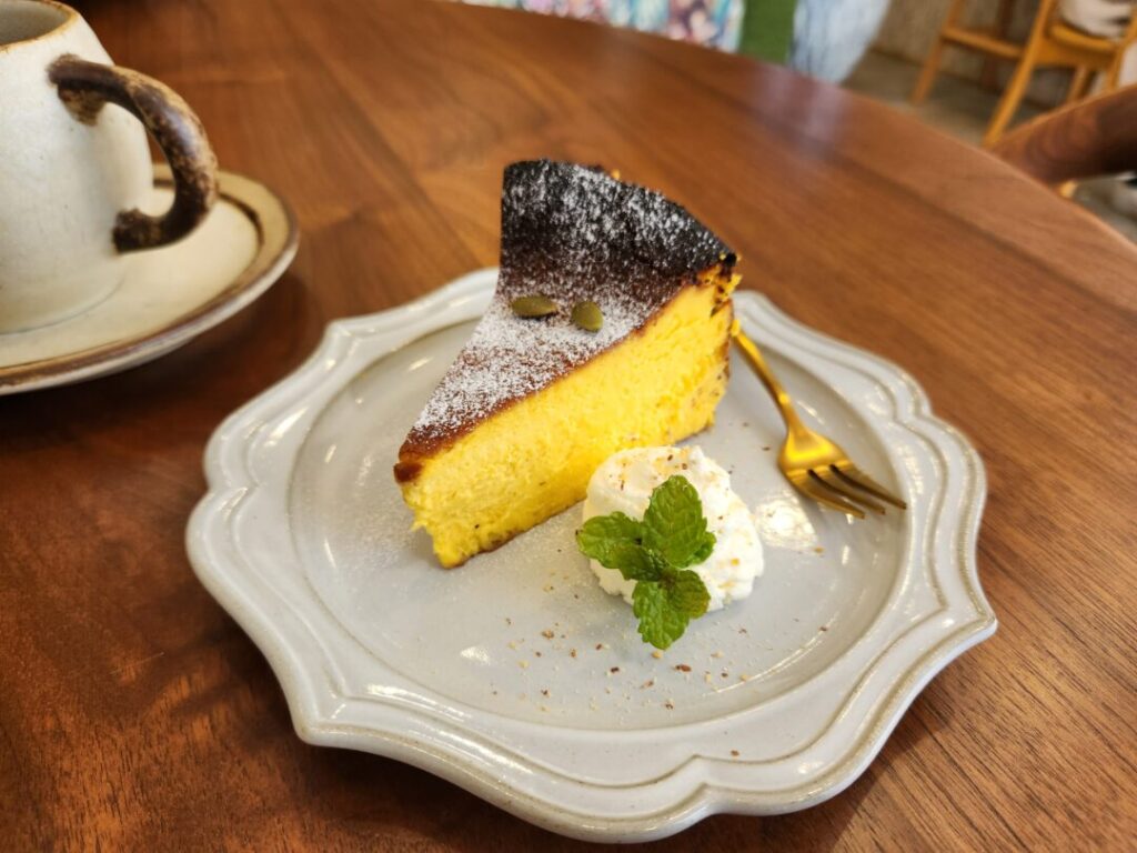 ルティロワ（le tiroir）のバスクチーズケーキ