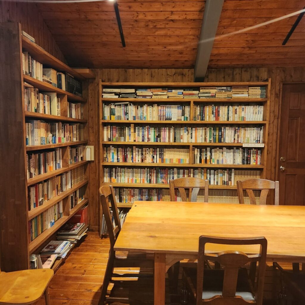 カフェ 書翰集の店内