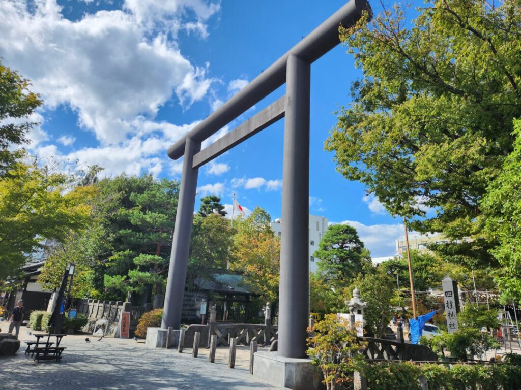 四柱神社の鳥居