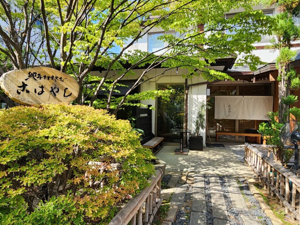 四柱神社の隣の蕎麦屋「こばやし」