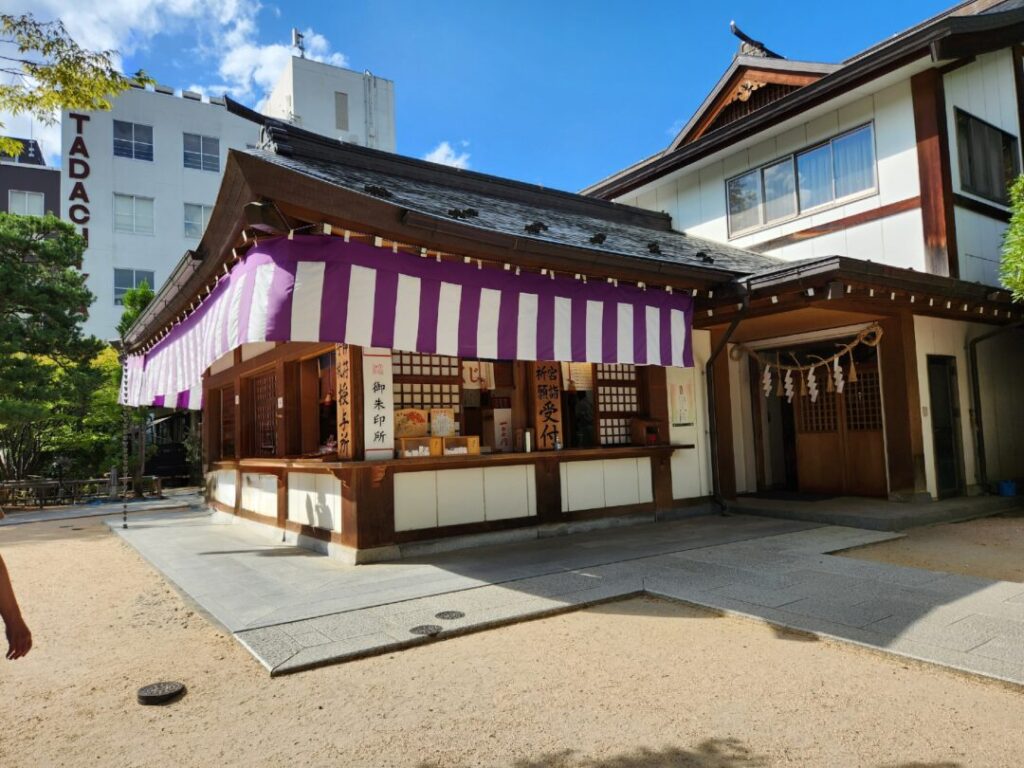 四柱神社の社務所