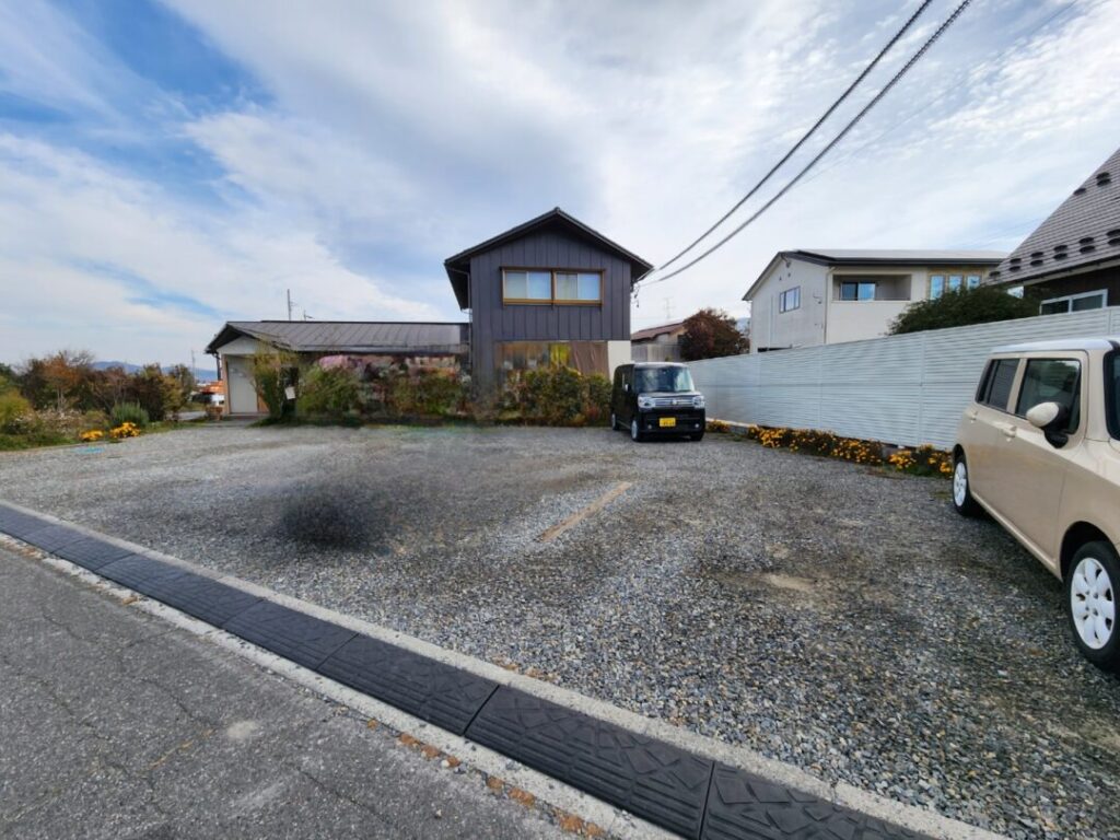 あづみのるベーカリーの駐車場