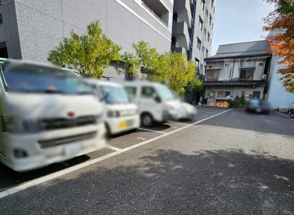 四柱神社の駐車場